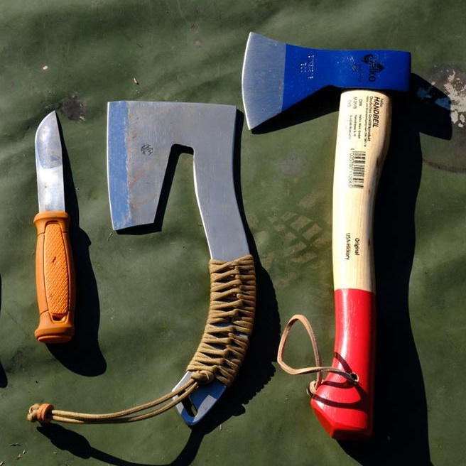 薪割りに使う道具は斧・鉈・ナイフ、どれがいい？薪割りのコツも！