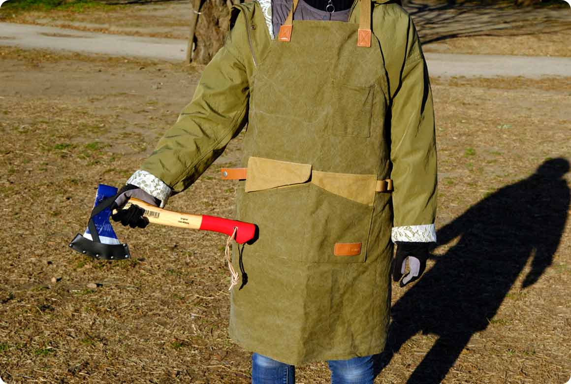 薪割りのときは厚手コットンのエプロンやデニムのパンツなど厚手の衣類で肌を守ります。