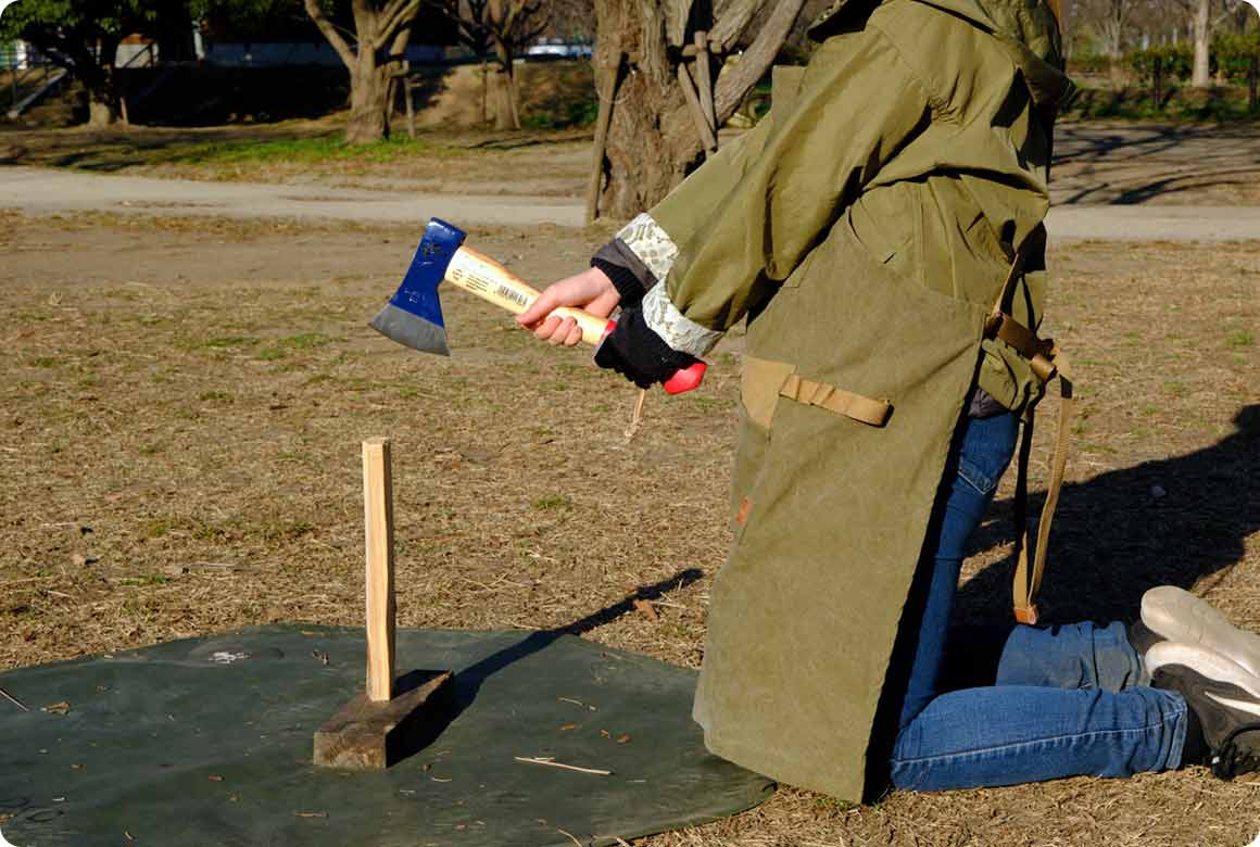 斧は重さで割るイメージで、刃を下に落とします。