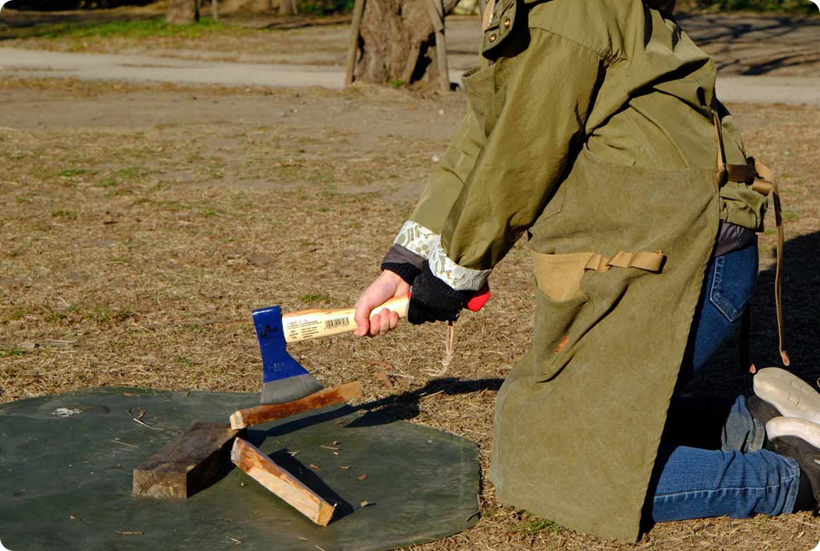 片手でも扱えますが、重く感じるならもう片方の手を添えて支えてもいいでしょう。