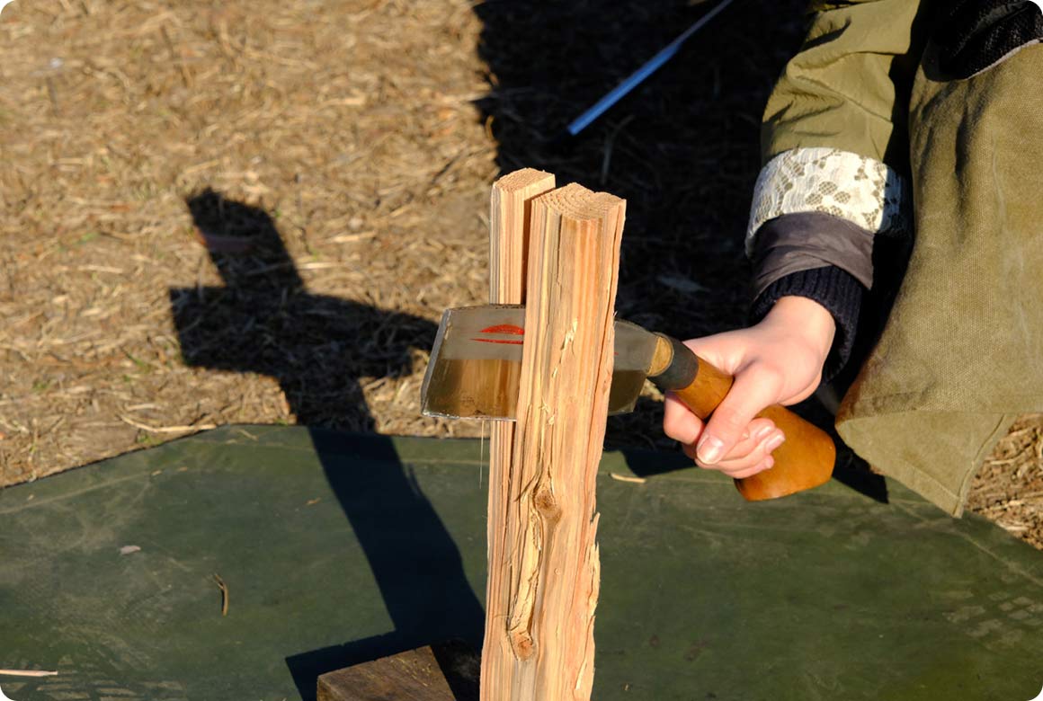 薪が食い込んだ状態で鉈を平らな板などに打ち付けるようにします