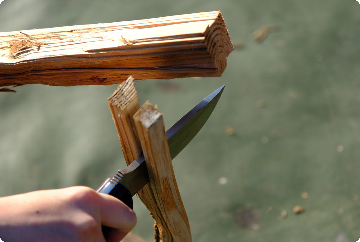 くさびを打ち込むイメージでコツコツとたたきましょう