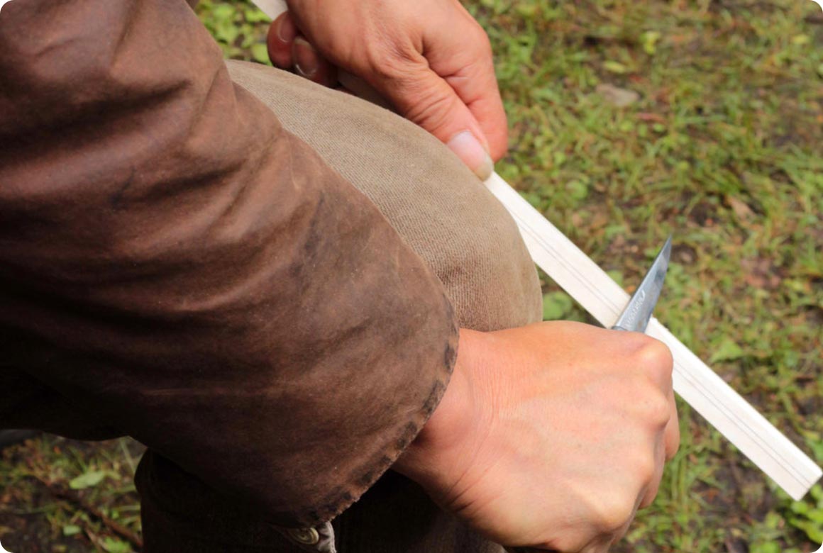 鉈やナイフでフェザースティックを作る場合