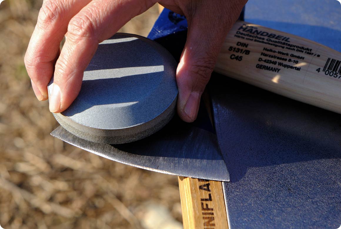 スティックタイプやディスク状の砥石を手に持ち、刃に当てて研ぎましょう