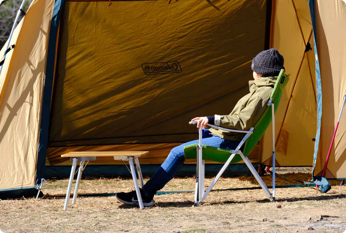 背もたれが後傾しているチェアはゆったり過ごせます