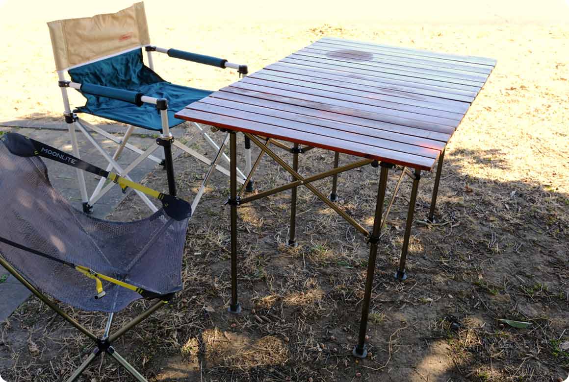 少し窮屈ですがサイドに椅子を置いて3〜4人で囲むことも可能