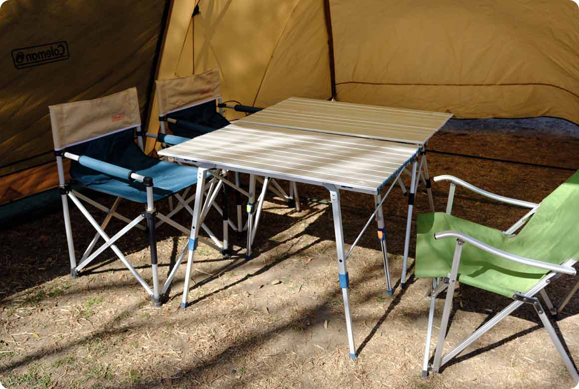 ソロや夫婦ふたりでキャンプを楽しむなら、同じ幅・高さの小ぶりのテーブルを2台用意して、人数によって組み合わせる