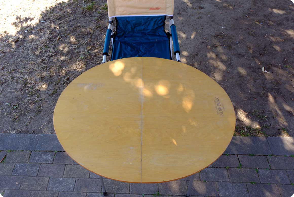 直径85cmの楕円形テーブル