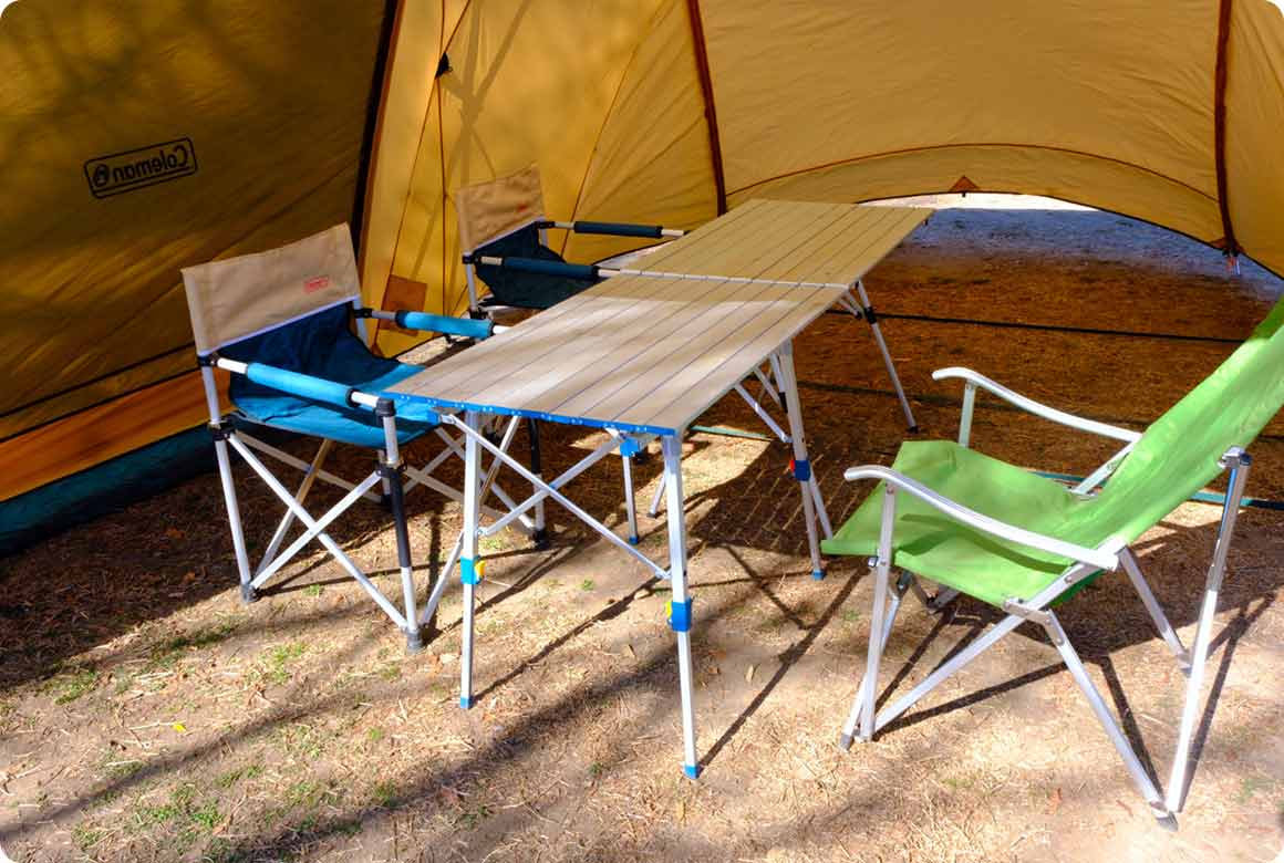 ディレクターズチェアと相性がよく、座ったときに足が天板の下に入るので食事にぴったり