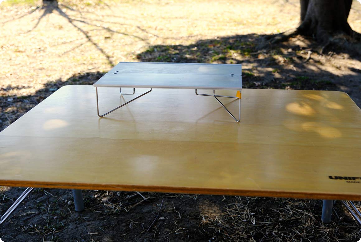 天板に熱い鍋やガスランタンを置く場合は、鍋敷きやコースターを使うほか、小型の金属製テーブルを併用する