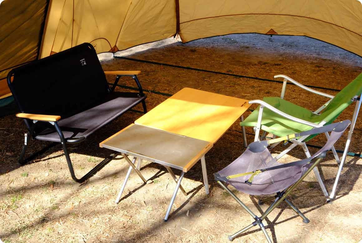 天然素材と金属製のテーブルを並べてメインのテーブルに