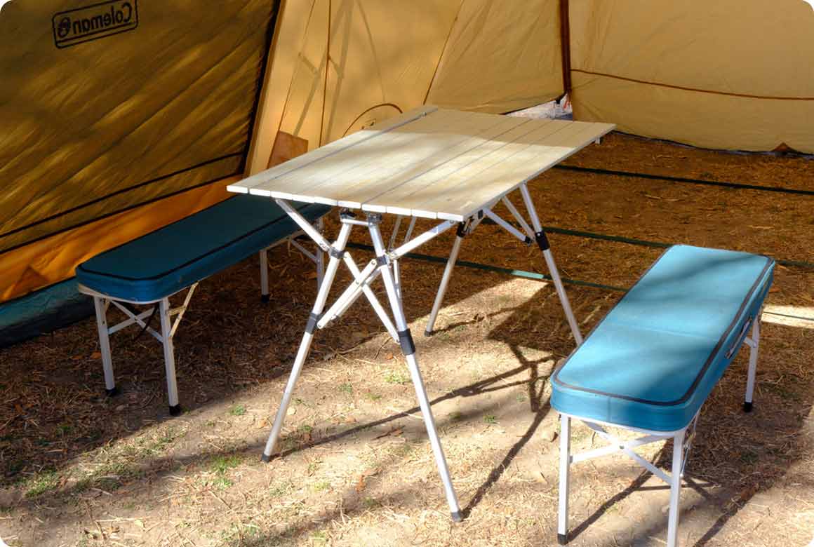 ベンチとテーブルがセットになったもの