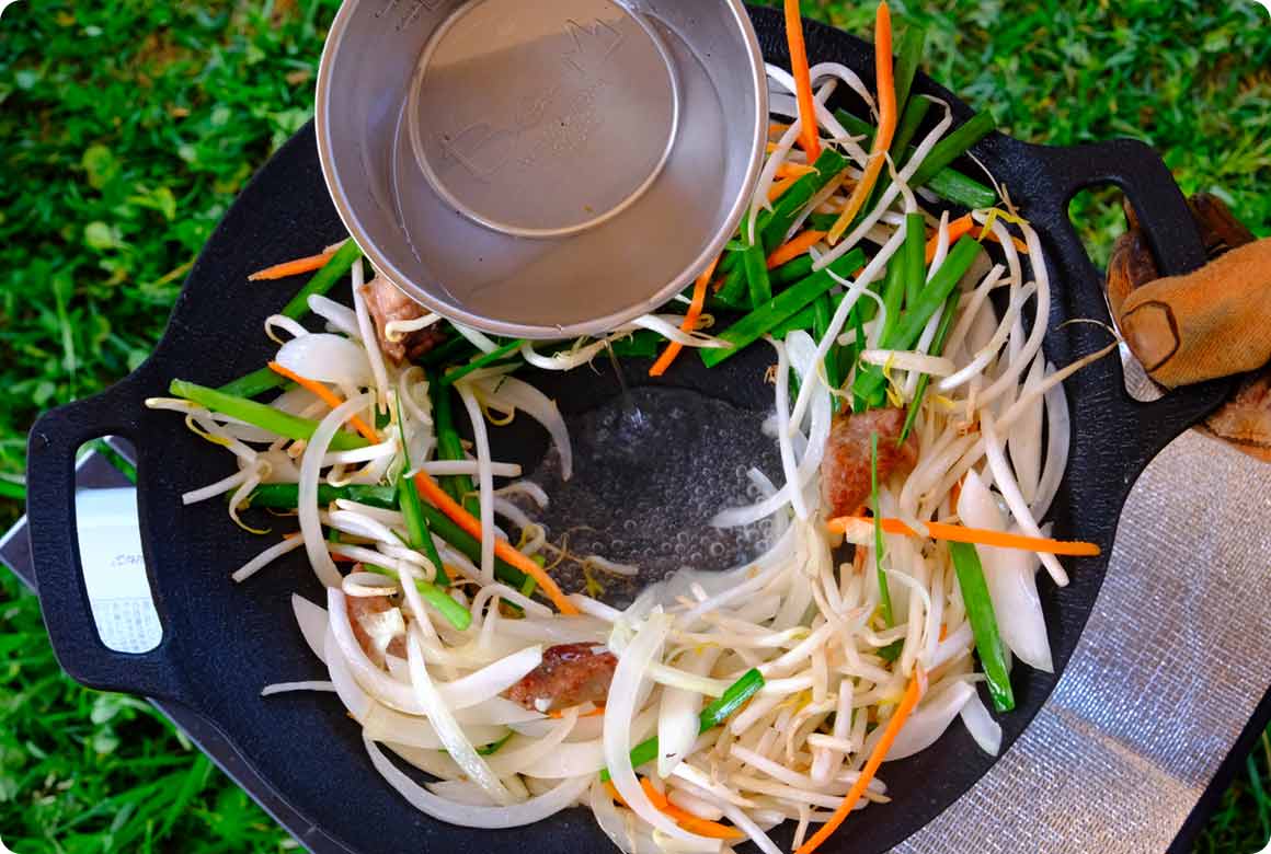 適度にくぼんでいて、周囲はまずまずフラット。