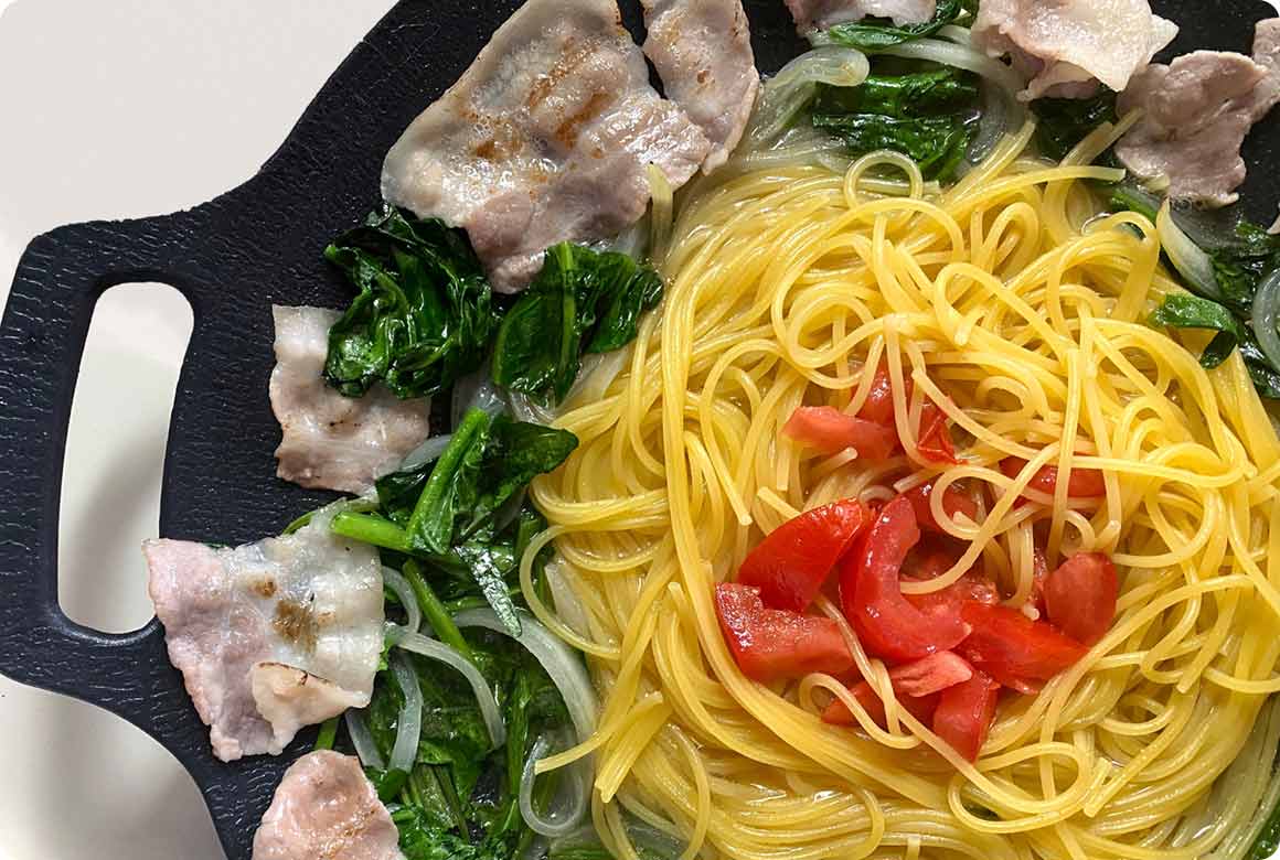 パスタ（乾麺）を水に浸けておくと少量の湯で短時間に茹でられます