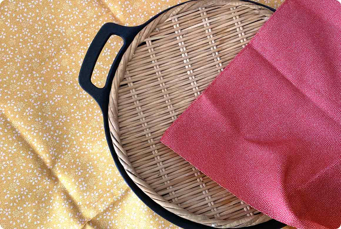 汚れと焼き面のコーティング保護のために水切りや食材保管に便利な竹のザルで挟む