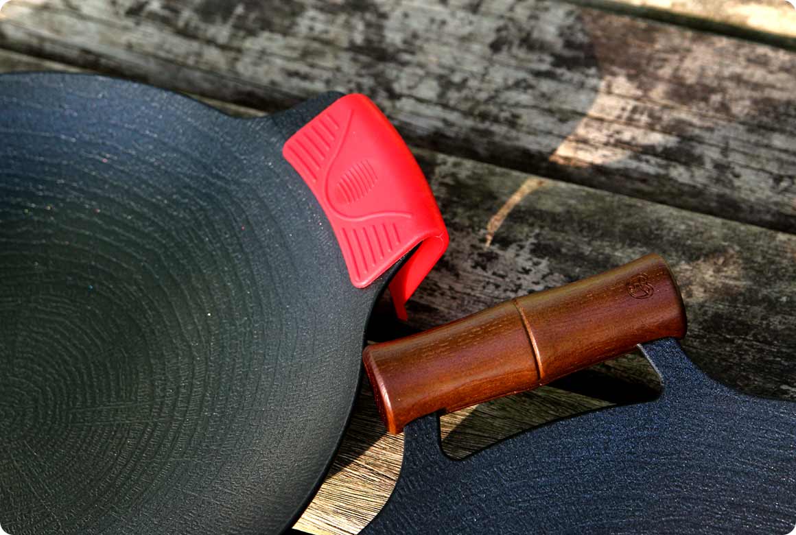 耐熱グローブでハンドルを持つほうが扱いやすい