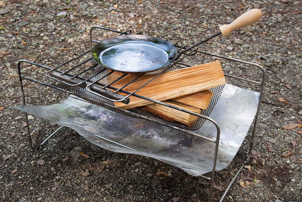 米田さん：焚き火 × 肉（鹿肉ソーセージ）