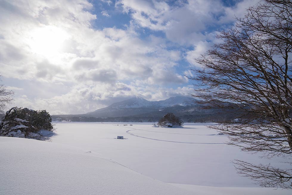 結氷した湖上へ！ まずはポイント探し＆釣り準備から