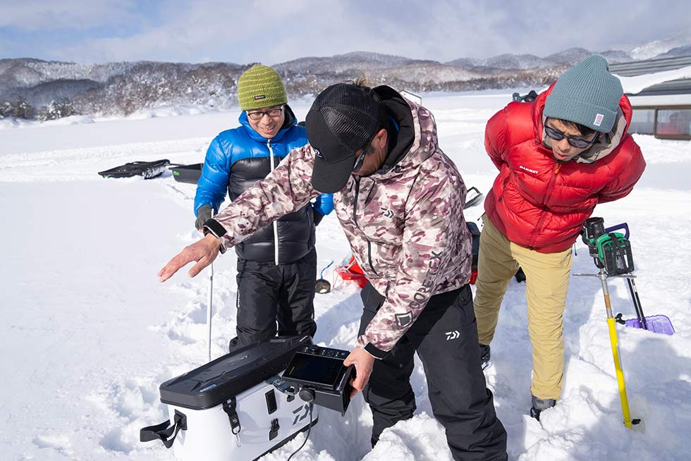 ワカサギを確認する様子