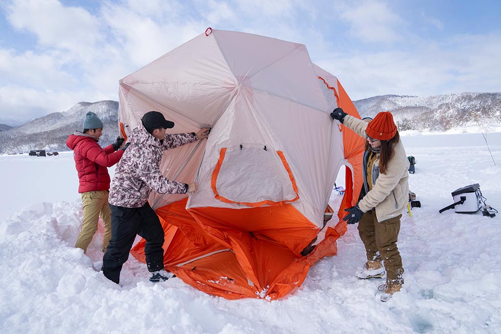 テント設営の様子