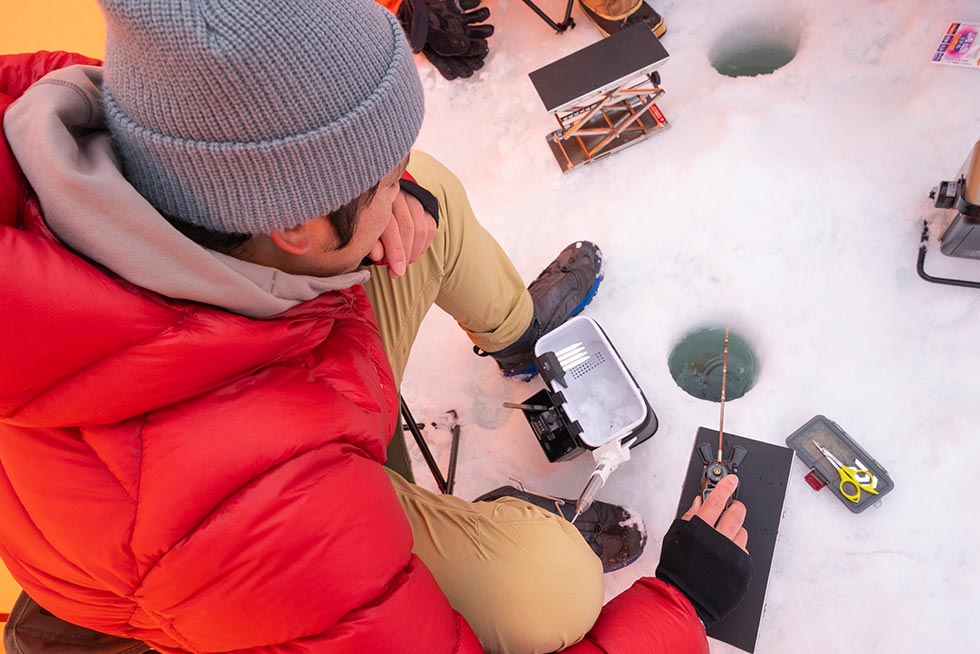 暖かいテントに入って、 いざワカサギ釣りに挑戦！！