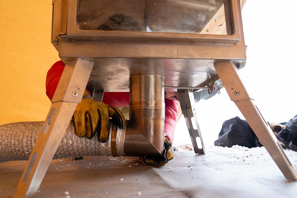 薪ストーブ設営の様子