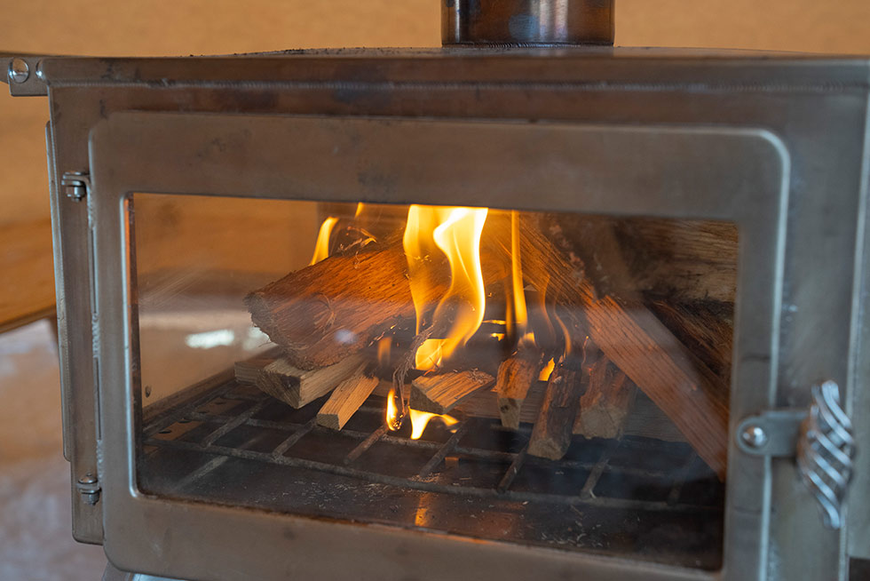薪ストーブ設営の様子
