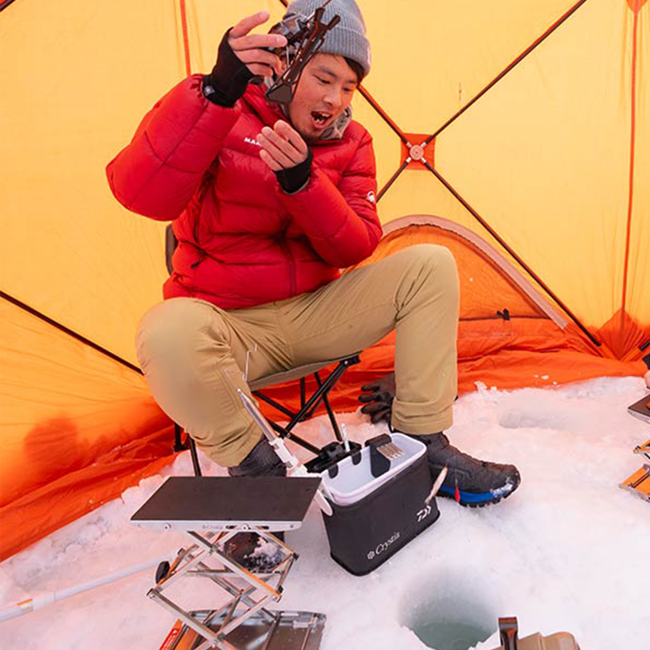 薪ストーブで快適雪中キャンプ！冬の風物詩「ワカサギ釣り」を楽しむ