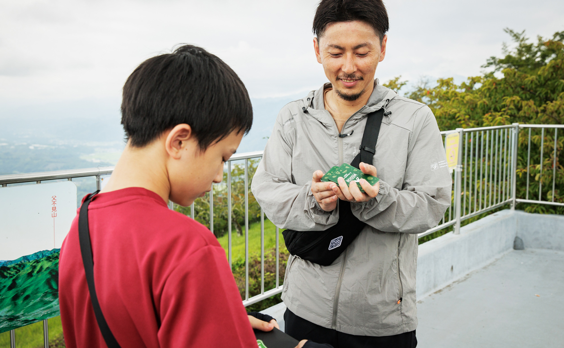 カードを引く写真