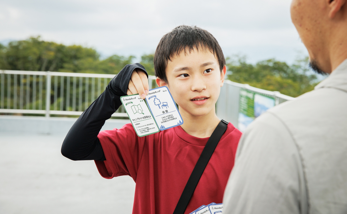 カードを引く写真
