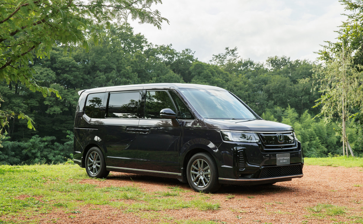 STEPWGN／e:HEV  SPADA”EMOTIONAL BLACK SOLID“コーディネート ※純正アクセサリー装着車