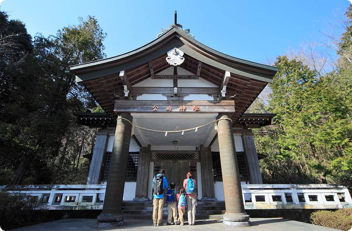 トレッキング人気をスタート地点で実感！ 朝早くからふもとの駐車場は一杯でした