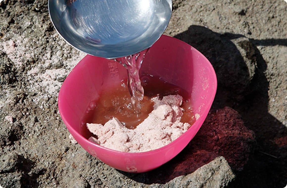 中の粉末にお湯を注ぎます