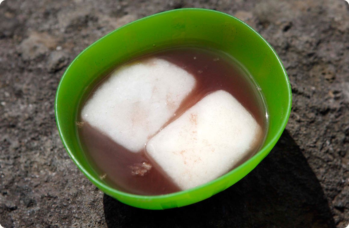 中の粉末にお湯を注ぎます