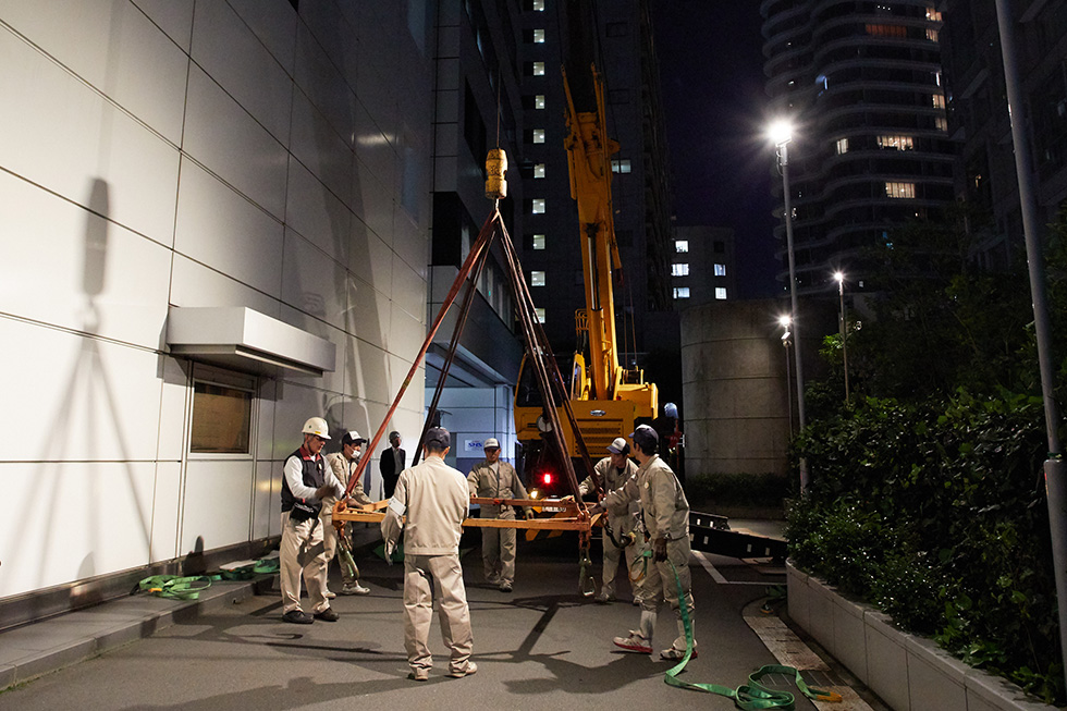 突如現れた巨大な20トンクレーン車 突如現れた巨大な20トンクレーン車