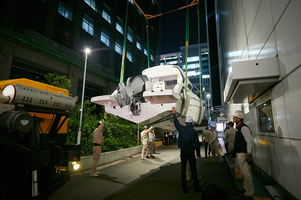 ワイヤーロープがしっかりとクルーザーに巻き付けられたのを確認すると、慎重にゆっくりと吊り上げられていきます。 ワイヤーロープがしっかりとクルーザーに巻き付けられたのを確認すると、慎重にゆっくりと吊り上げられていきます。