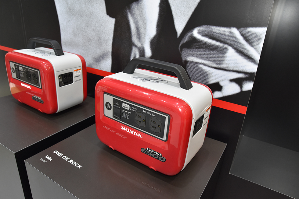 注目の新製品をいち早く間近でウォッチ。ONE OK ROCKメンバーのサイン入りLiB-AID E500 for Musicも展示されています! 注目の新製品をいち早く間近でウォッチ。ONE OK ROCKメンバーのサイン入りLiB-AID E500 for Musicも展示されています!