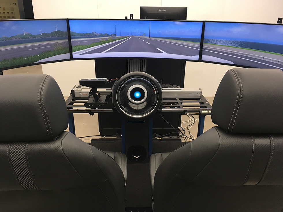 「自由運転」のシミュレーター。中央にステアリングが配置されている 「自由運転」のシミュレーター。中央にステアリングが配置されている