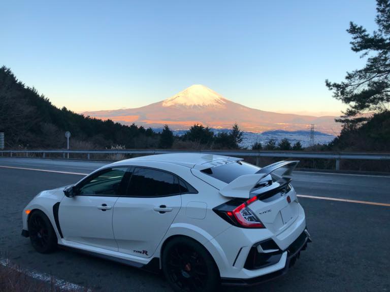 朝焼けの富士山とシビック