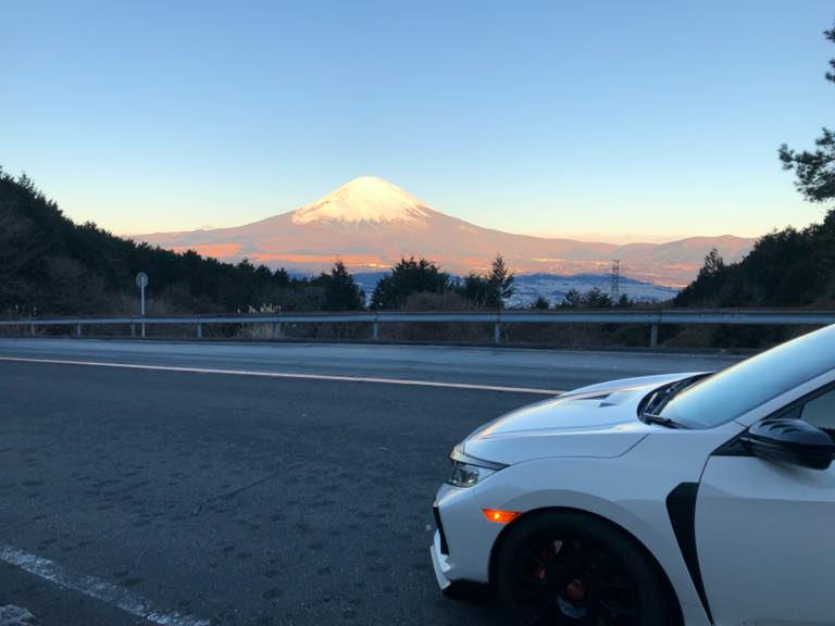 朝焼けの富士山とシビック