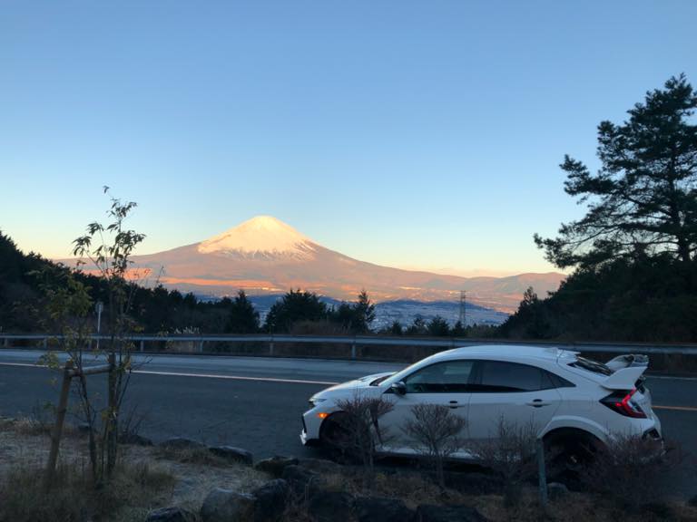 朝焼けの富士山とシビック