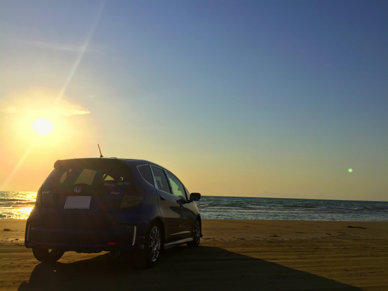 夕焼けと車と海と