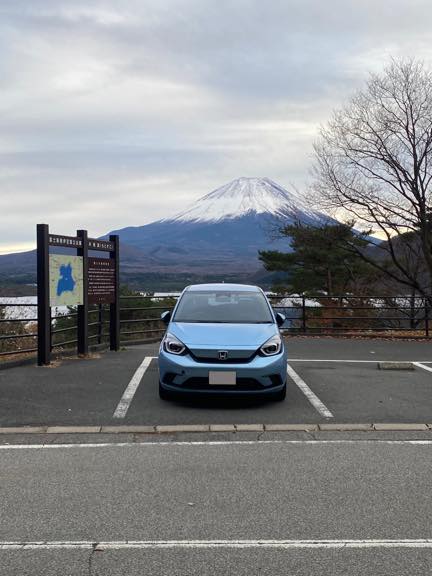 4代目フィットと富士山と紅葉