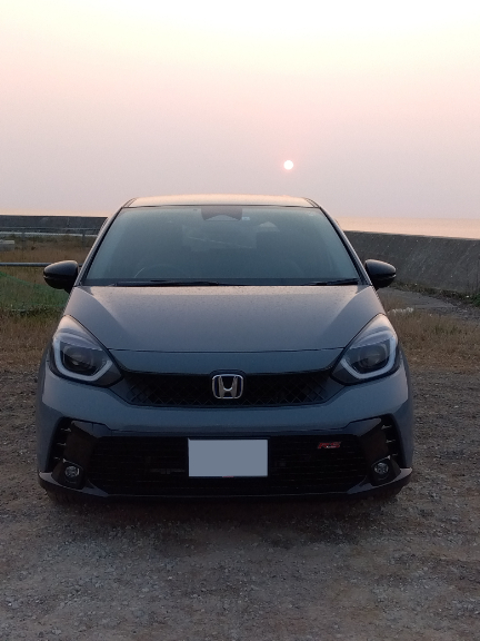 フィット RSよ、春の海の夕日だね。