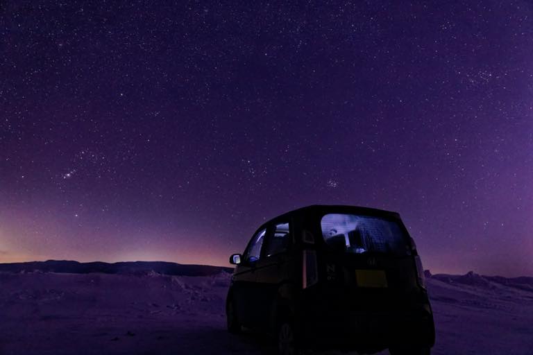 極寒の地で満天の星空と愛車
