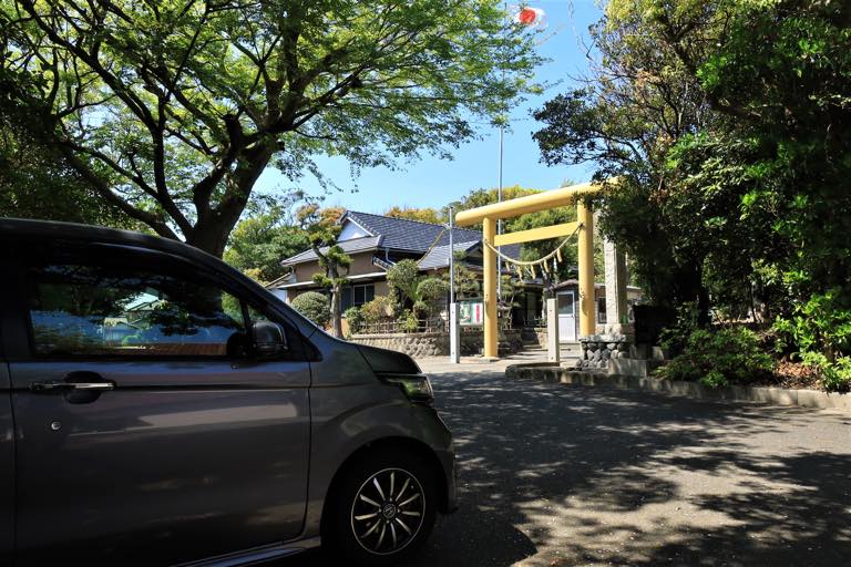 相棒と神社の前で