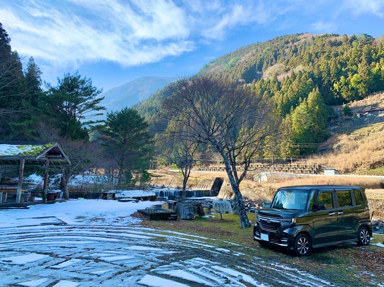 残雪と愛車