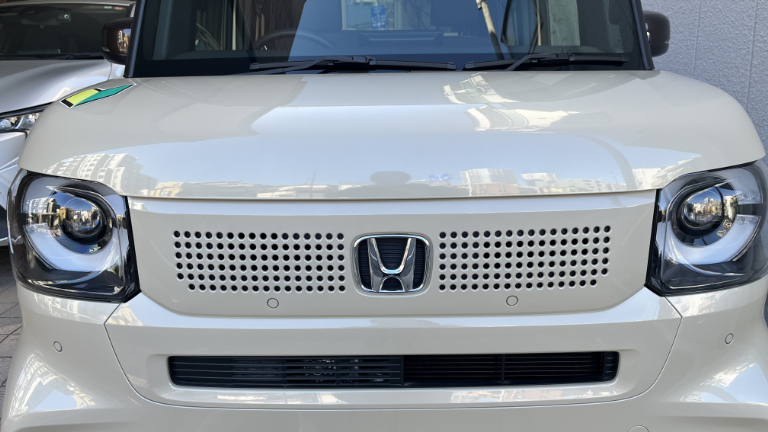 春の陽射しのもとでの洗車