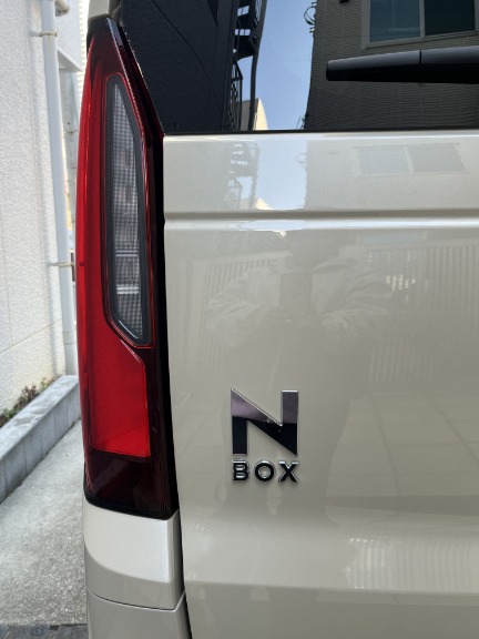 春の陽射しのもとでの洗車