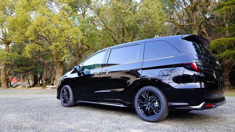 Black！